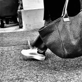 Shoulder Bag Original XL (Weekender) in darkbrown von LABEL17: gefertigt aus geschmeidigem, pflanzlich gegerbtem Lamm-Nappaleder, von Hand geflochten mit zusätzlichem abnehmbarem, ebenfalls von Hand geflochtenem Etui zur Organisation innerhalb der Tasche. Handgefertigt in Marokko.