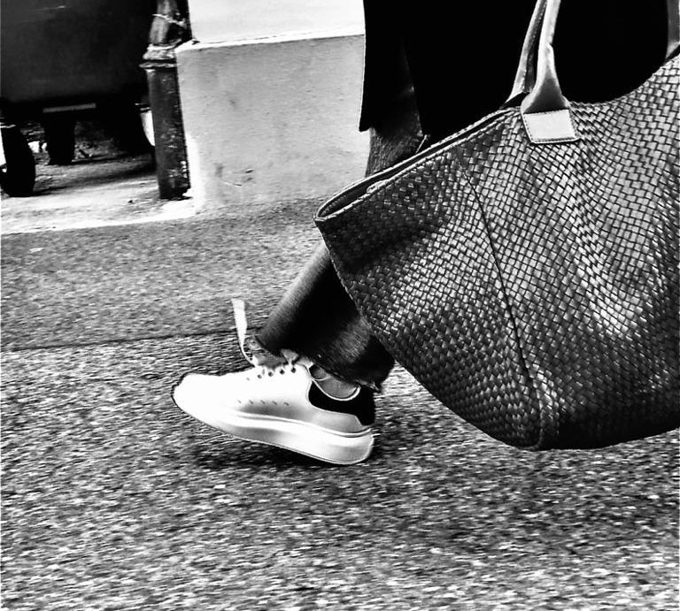 Shoulder Bag XL (Weekender), Black, von LABEL17: gefertigt aus geschmeidigem, pflanzlich gegerbtem Lamm-Nappaleder, von Hand geflochten mit zusätzlichem, ebenfalls von Hand geflochtenem Etui zur Organisation innerhalb der Tasche. Handgefertigt in Marokko.