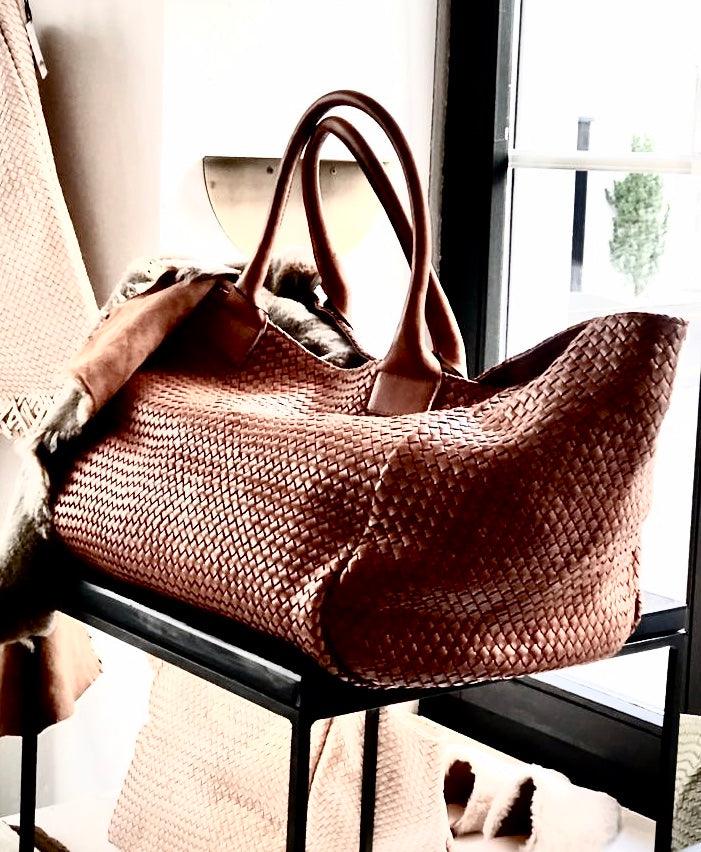 Shoulder Bag XL (Weekender), Cognac, von LABEL17: gefertigt aus geschmeidigem, pflanzlich gegerbtem Lamm-Nappaleder, von Hand geflochten mit zusätzlichem, ebenfalls von Hand geflochtenem Etui zur Organisation innerhalb der Tasche. Handgefertigt in Marokko.