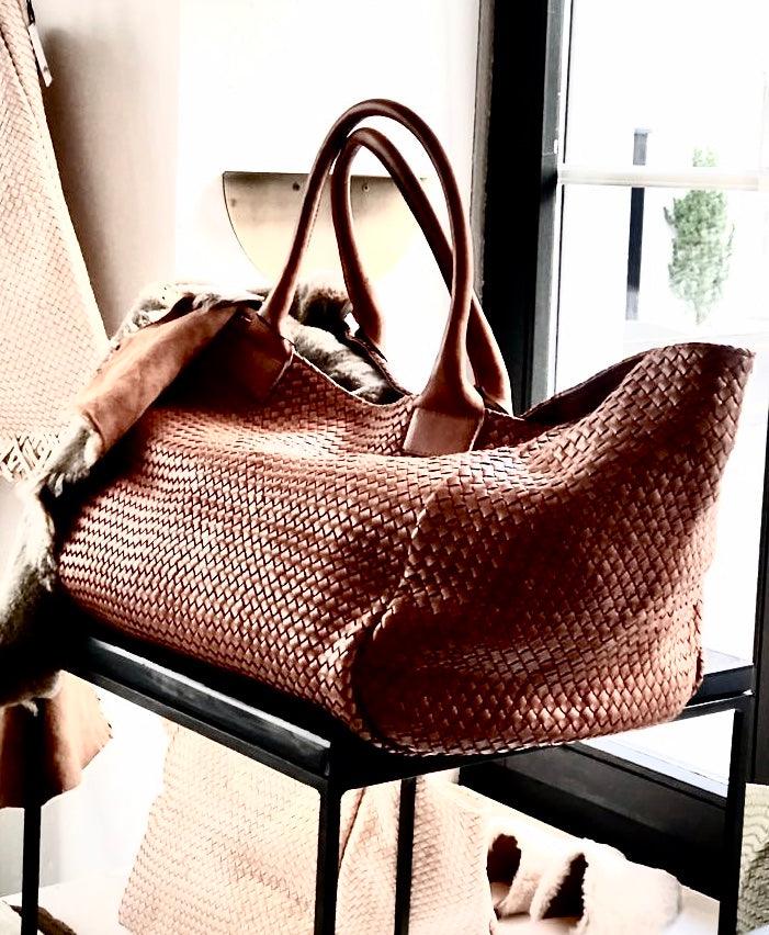 Shoulder Bag XL (Weekender), Cognac, von LABEL17: gefertigt aus geschmeidigem, pflanzlich gegerbtem Lamm-Nappaleder, von Hand geflochten mit zusätzlichem, ebenfalls von Hand geflochtenem Etui zur Organisation innerhalb der Tasche. Handgefertigt in Marokko.