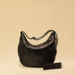 Saddle Bag FELICIA aus Nappaleder von LABEL17. Die zusammengenähten Lederbahnen verleihen der Tasche einen dezenten Retro-Charme. Handgefertigt in Marokko