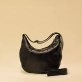 Saddle Bag FELICIA aus Nappaleder von LABEL17. Die zusammengenähten Lederbahnen verleihen der Tasche einen dezenten Retro-Charme. Handgefertigt in Marokko
