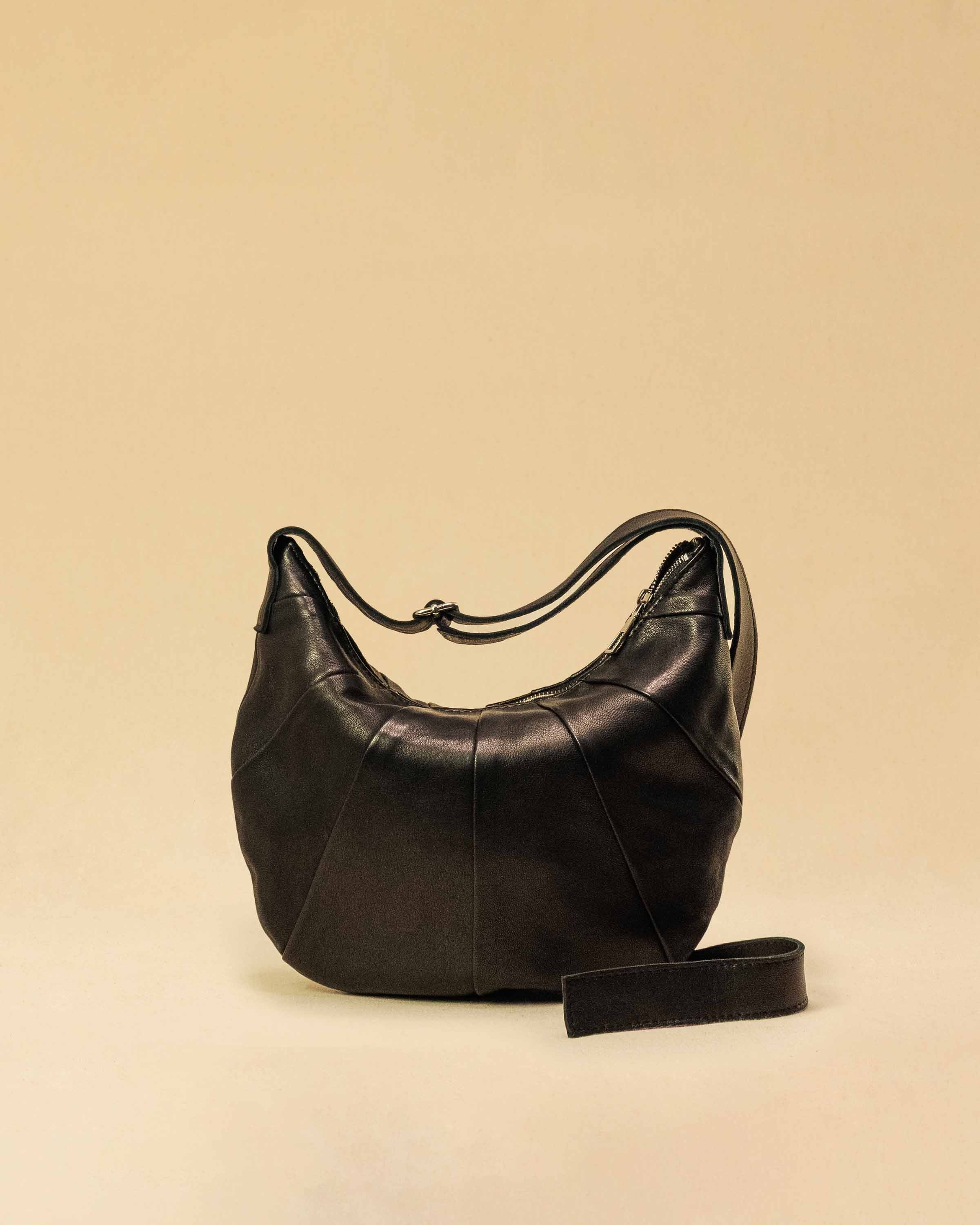 Saddle Bag FELICIA aus Nappaleder von LABEL17. Die zusammengenähten Lederbahnen verleihen der Tasche einen dezenten Retro-Charme. Handgefertigt in Marokko