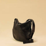 Saddle Bag FELICIA aus Nappaleder von LABEL17. Die zusammengenähten Lederbahnen verleihen der Tasche einen dezenten Retro-Charme. Handgefertigt in Marokko