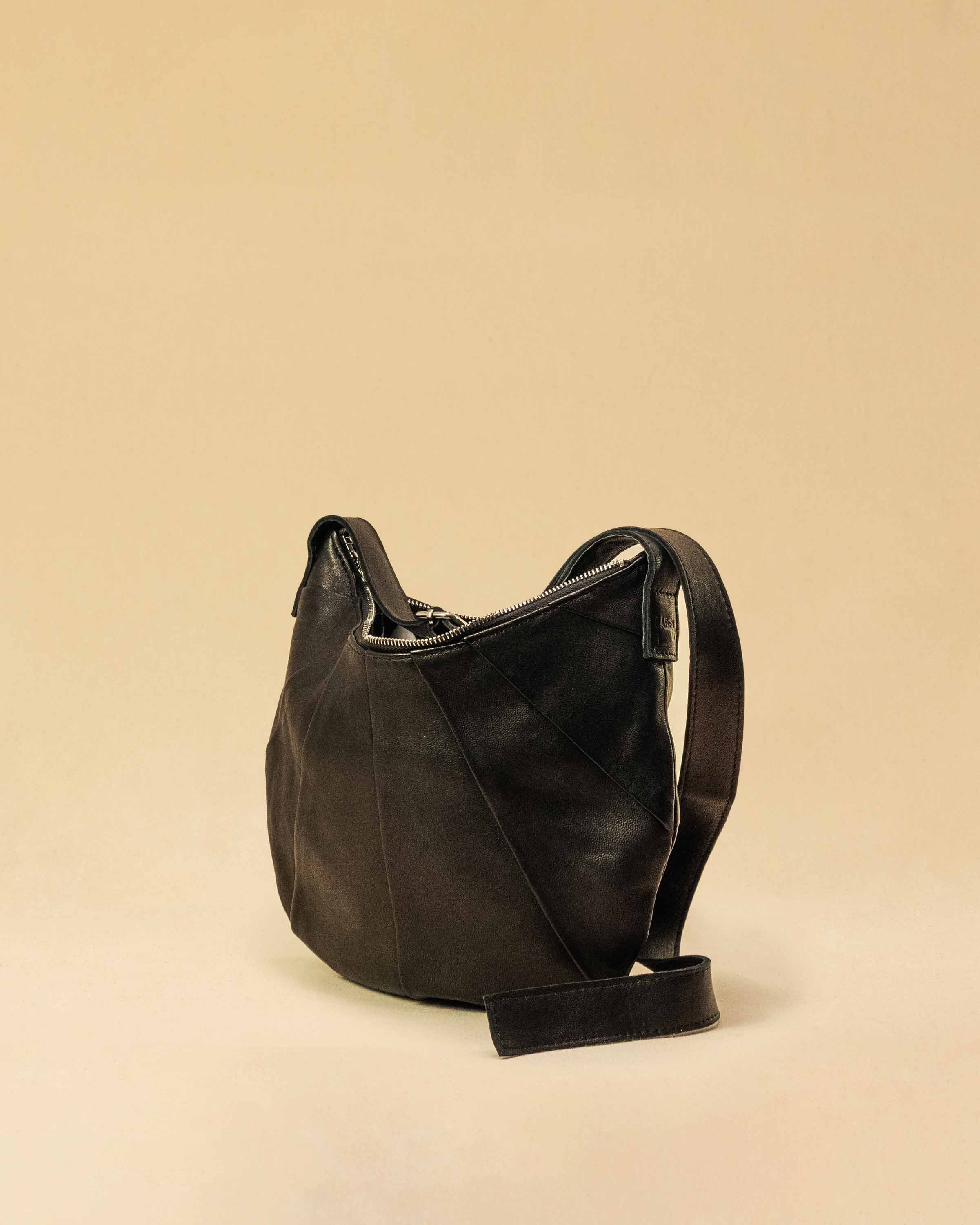 Saddle Bag FELICIA aus Nappaleder von LABEL17. Die zusammengenähten Lederbahnen verleihen der Tasche einen dezenten Retro-Charme. Handgefertigt in Marokko