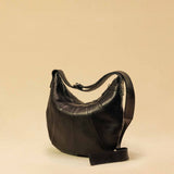 Saddle Bag FELICIA aus Nappaleder von LABEL17. Die zusammengenähten Lederbahnen verleihen der Tasche einen dezenten Retro-Charme. Handgefertigt in Marokko