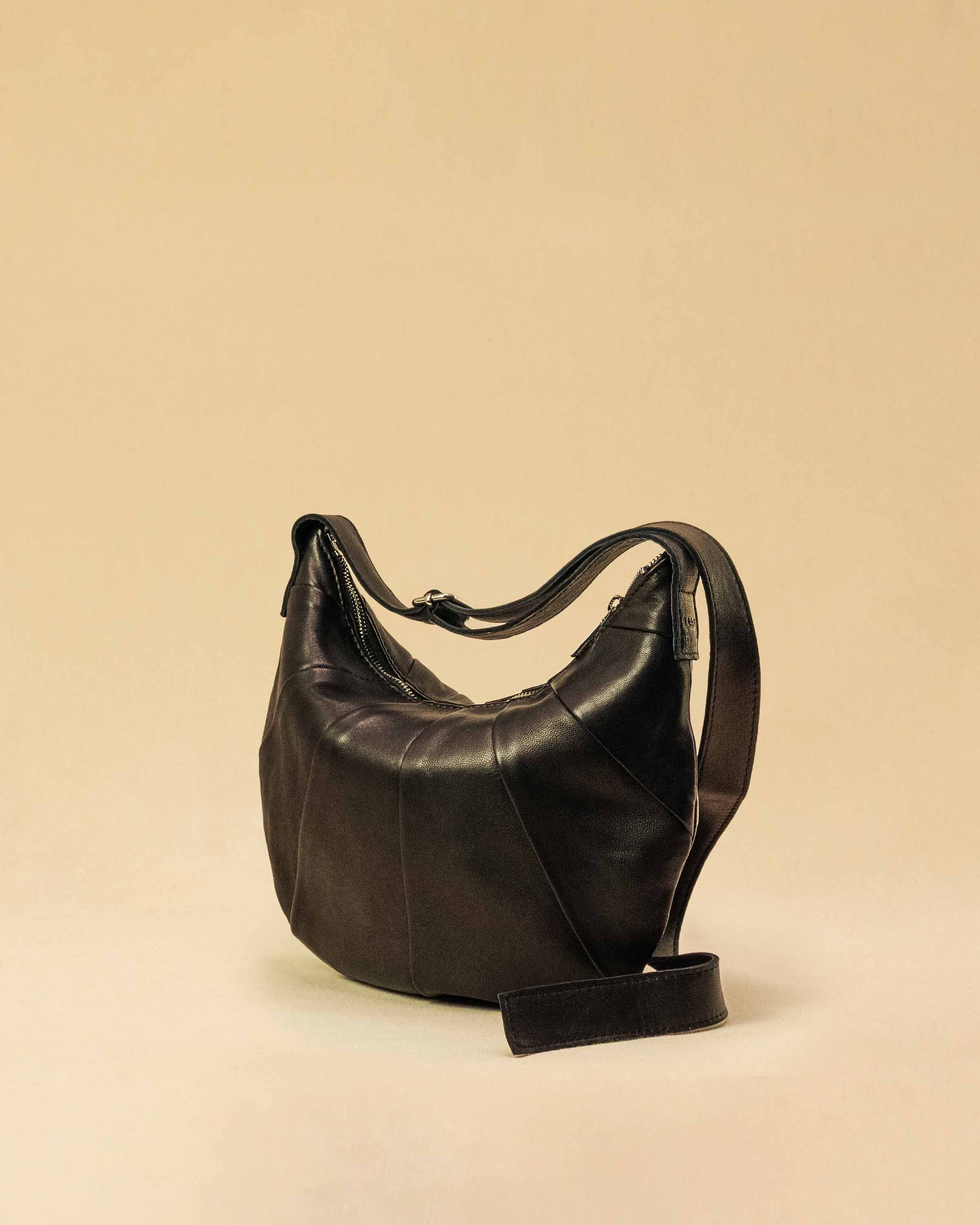 Saddle Bag FELICIA aus Nappaleder von LABEL17. Die zusammengenähten Lederbahnen verleihen der Tasche einen dezenten Retro-Charme. Handgefertigt in Marokko
