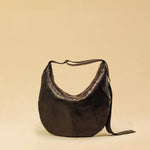 Saddle Bag FELICIA aus Nappaleder von LABEL17. Die zusammengenähten Lederbahnen verleihen der Tasche einen dezenten Retro-Charme. Handgefertigt in Marokko
