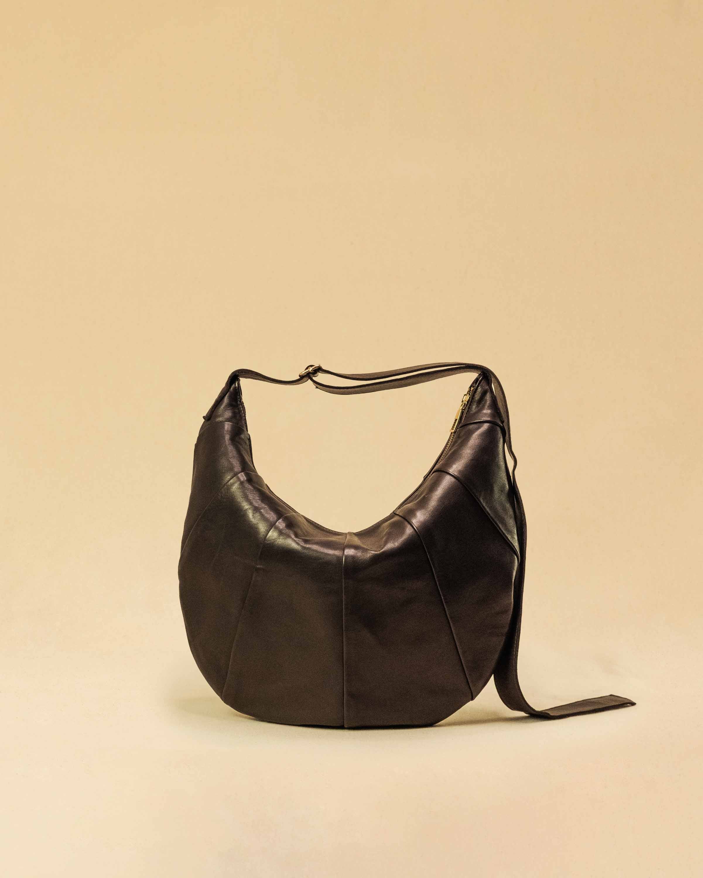 Saddle Bag FELICIA aus Nappaleder von LABEL17. Die zusammengenähten Lederbahnen verleihen der Tasche einen dezenten Retro-Charme. Handgefertigt in Marokko