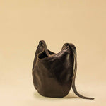 Saddle Bag FELICIA aus Nappaleder von LABEL17. Die zusammengenähten Lederbahnen verleihen der Tasche einen dezenten Retro-Charme. Handgefertigt in Marokko