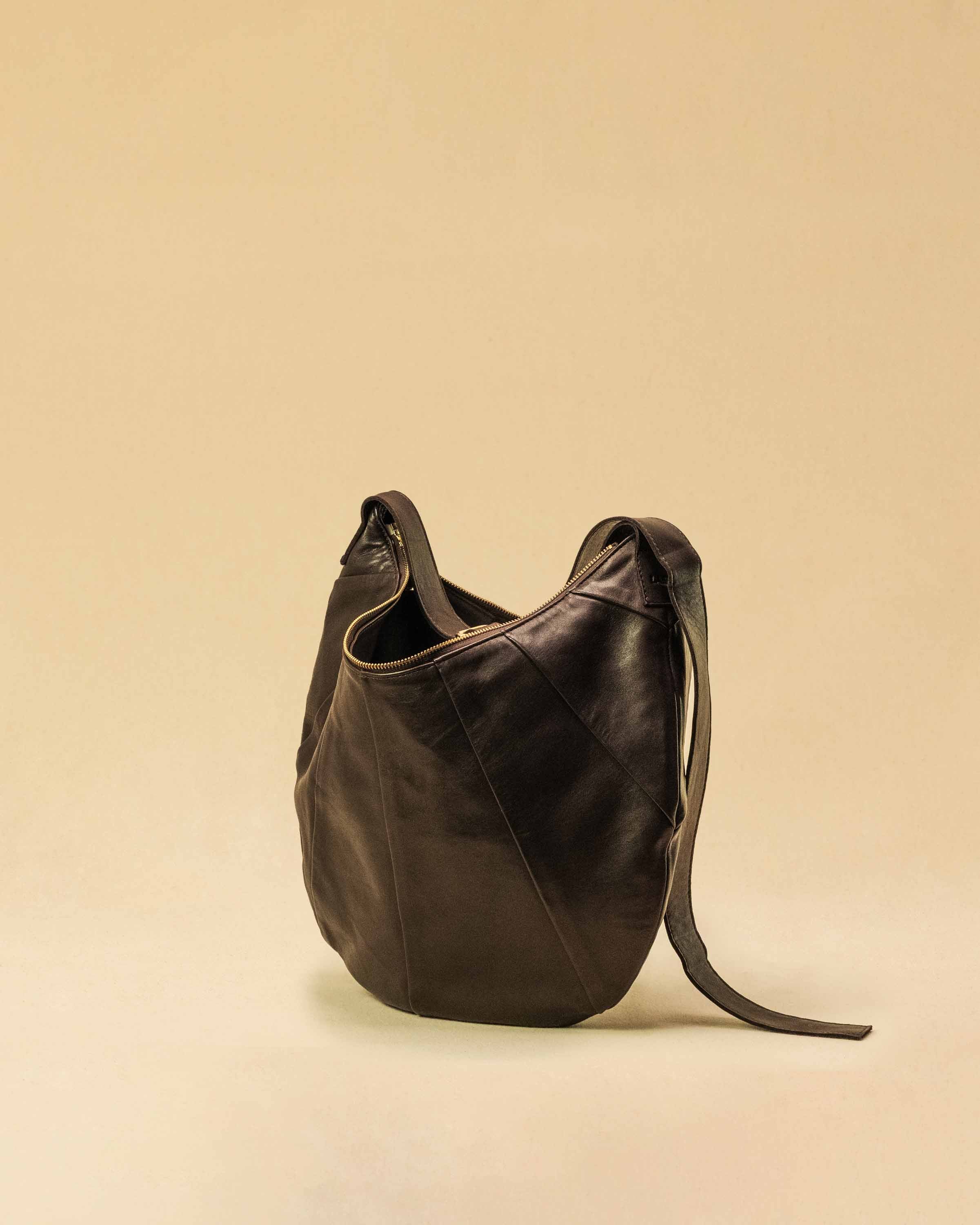 Saddle Bag FELICIA aus Nappaleder von LABEL17. Die zusammengenähten Lederbahnen verleihen der Tasche einen dezenten Retro-Charme. Handgefertigt in Marokko