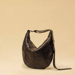 Saddle Bag FELICIA aus Nappaleder von LABEL17. Die zusammengenähten Lederbahnen verleihen der Tasche einen dezenten Retro-Charme. Handgefertigt in Marokko