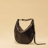 Saddle Bag FELICIA aus Nappaleder von LABEL17. Die zusammengenähten Lederbahnen verleihen der Tasche einen dezenten Retro-Charme. Handgefertigt in Marokko