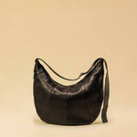 Saddle Bag FELICIA Medium aus Nappaleder von LABEL17. Die zusammengenähten Lederbahnen verleihen der Tasche einen dezenten Retro-Charme. Handgefertigt in Marokko