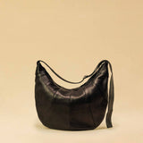 Saddle Bag FELICIA Medium aus Nappaleder von LABEL17. Die zusammengenähten Lederbahnen verleihen der Tasche einen dezenten Retro-Charme. Handgefertigt in Marokko