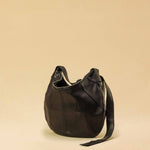 Saddle Bag FELICIA Medium aus Nappaleder von LABEL17. Die zusammengenähten Lederbahnen verleihen der Tasche einen dezenten Retro-Charme. Handgefertigt in Marokko