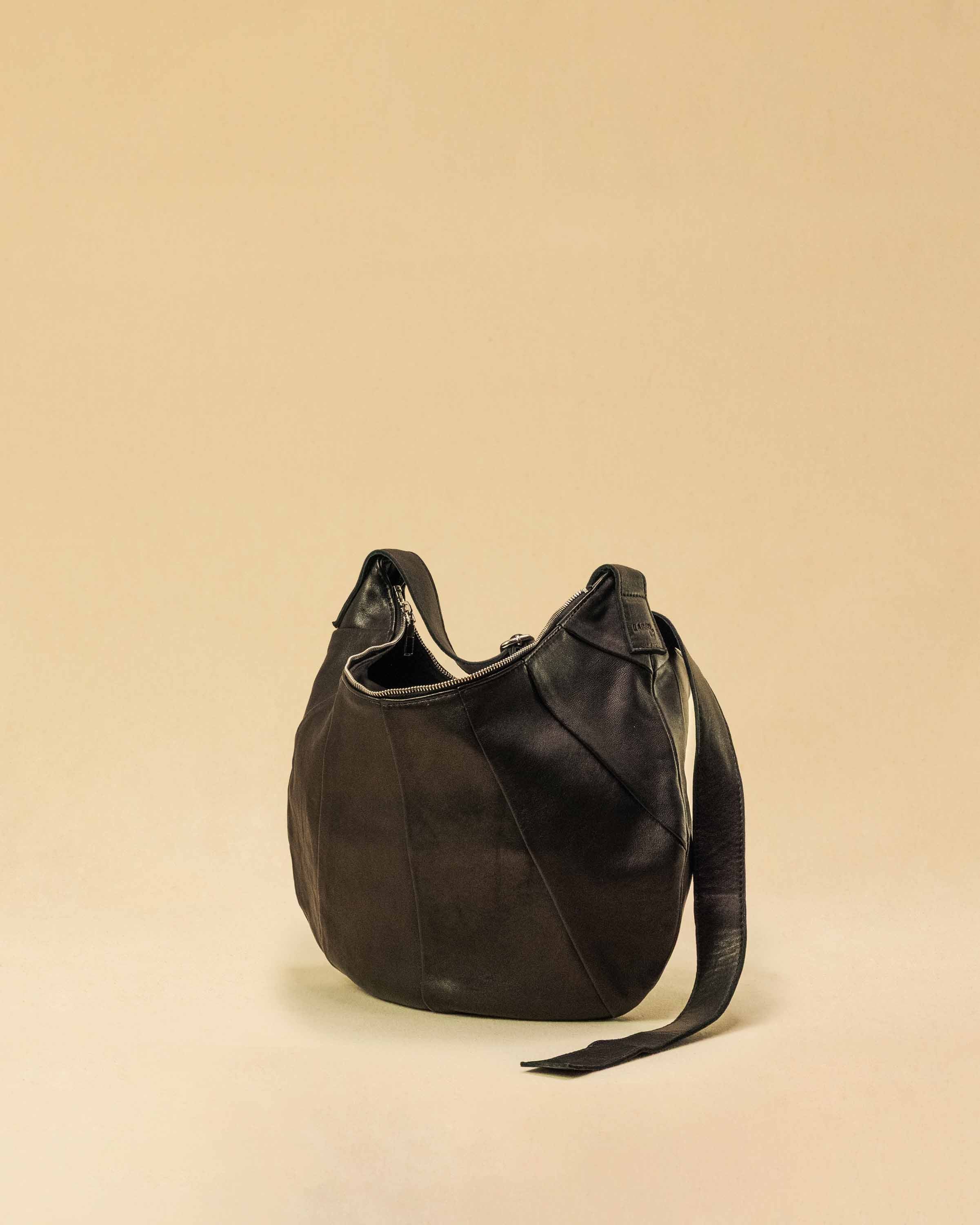 Saddle Bag FELICIA Medium aus Nappaleder von LABEL17. Die zusammengenähten Lederbahnen verleihen der Tasche einen dezenten Retro-Charme. Handgefertigt in Marokko