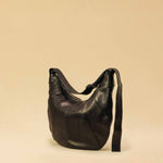 Saddle Bag FELICIA Medium aus Nappaleder von LABEL17. Die zusammengenähten Lederbahnen verleihen der Tasche einen dezenten Retro-Charme. Handgefertigt in Marokko