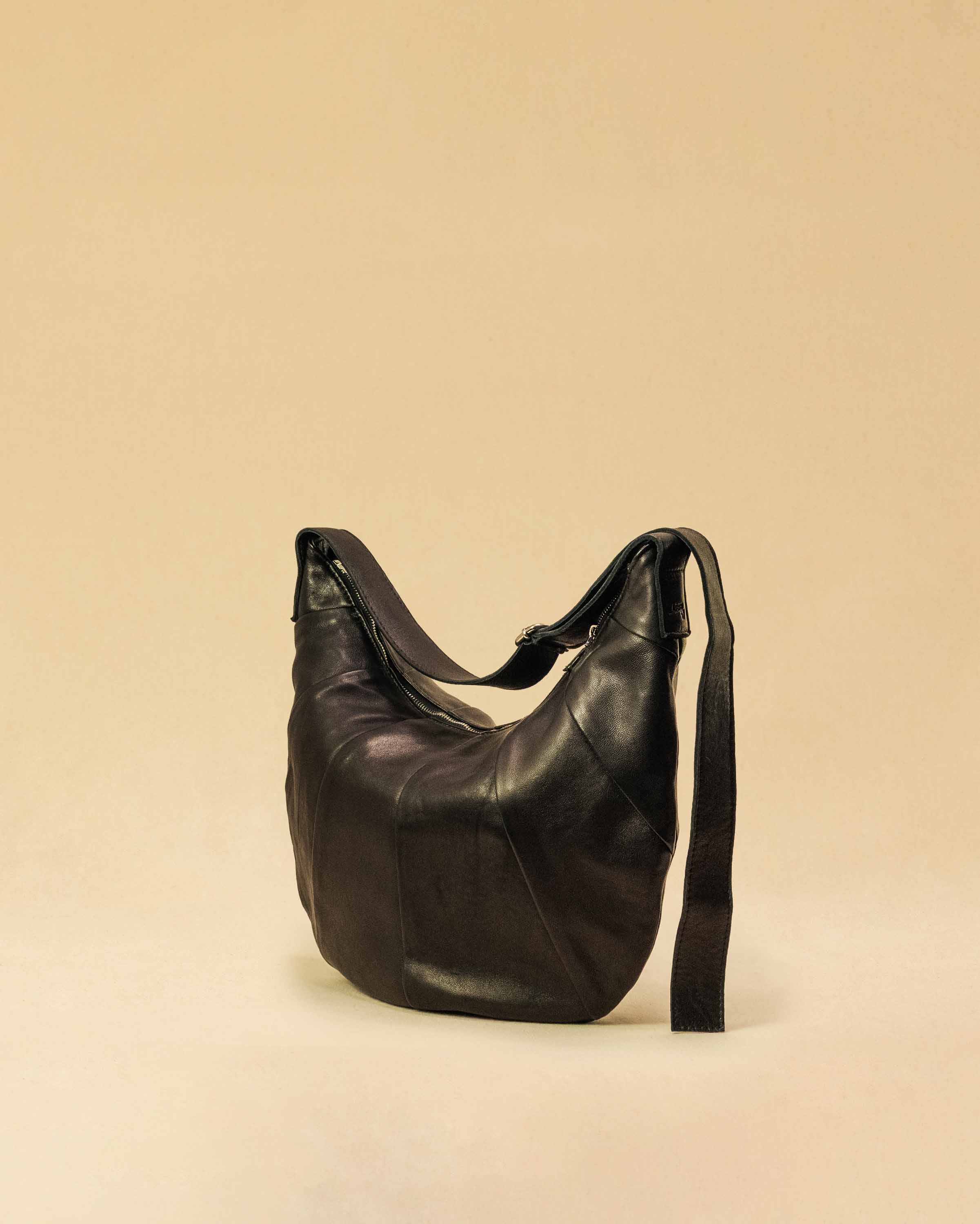 Saddle Bag FELICIA Medium aus Nappaleder von LABEL17. Die zusammengenähten Lederbahnen verleihen der Tasche einen dezenten Retro-Charme. Handgefertigt in Marokko
