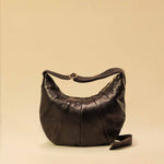 Saddle Bag FELICIA Medium aus Nappaleder von LABEL17. Die zusammengenähten Lederbahnen verleihen der Tasche einen dezenten Retro-Charme. Handgefertigt in Marokko