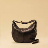 Saddle Bag FELICIA Medium aus Nappaleder von LABEL17. Die zusammengenähten Lederbahnen verleihen der Tasche einen dezenten Retro-Charme. Handgefertigt in Marokko