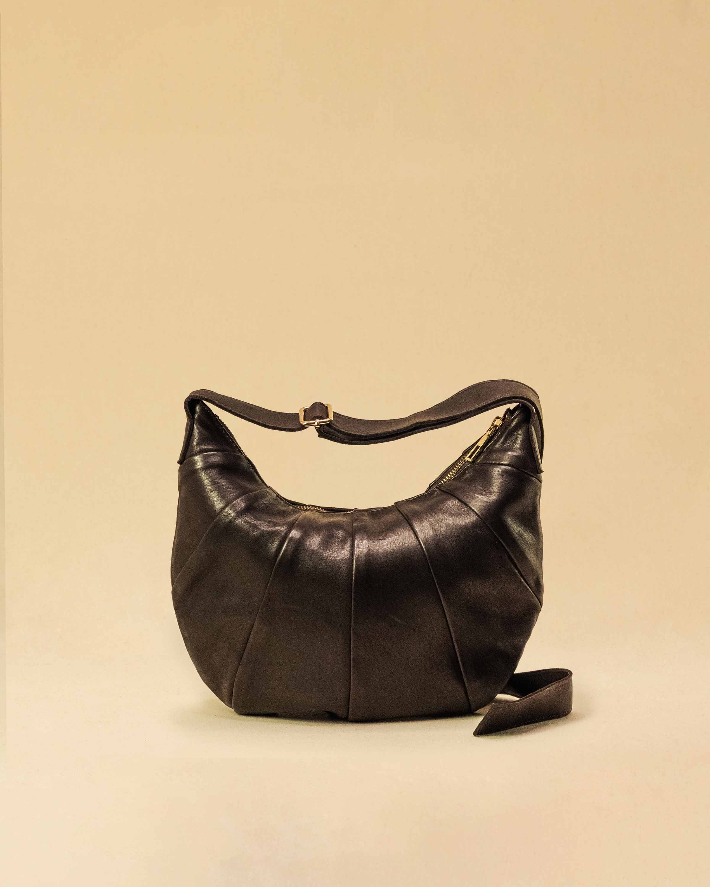Saddle Bag FELICIA Medium aus Nappaleder von LABEL17. Die zusammengenähten Lederbahnen verleihen der Tasche einen dezenten Retro-Charme. Handgefertigt in Marokko