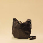 Saddle Bag FELICIA Medium aus Nappaleder von LABEL17. Die zusammengenähten Lederbahnen verleihen der Tasche einen dezenten Retro-Charme. Handgefertigt in Marokko