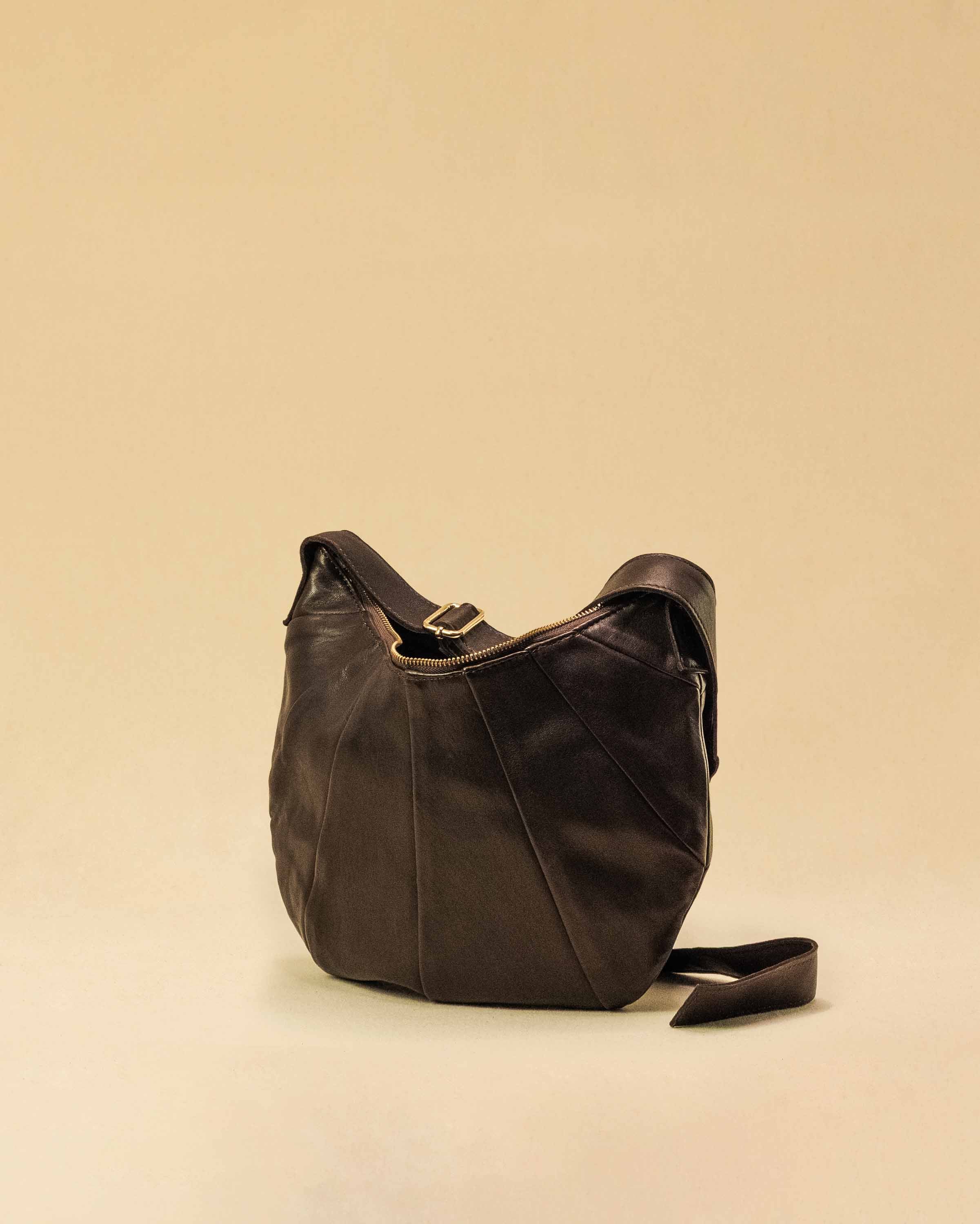 Saddle Bag FELICIA Medium aus Nappaleder von LABEL17. Die zusammengenähten Lederbahnen verleihen der Tasche einen dezenten Retro-Charme. Handgefertigt in Marokko