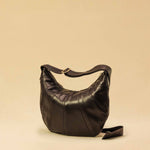 Saddle Bag FELICIA Medium aus Nappaleder von LABEL17. Die zusammengenähten Lederbahnen verleihen der Tasche einen dezenten Retro-Charme. Handgefertigt in Marokko