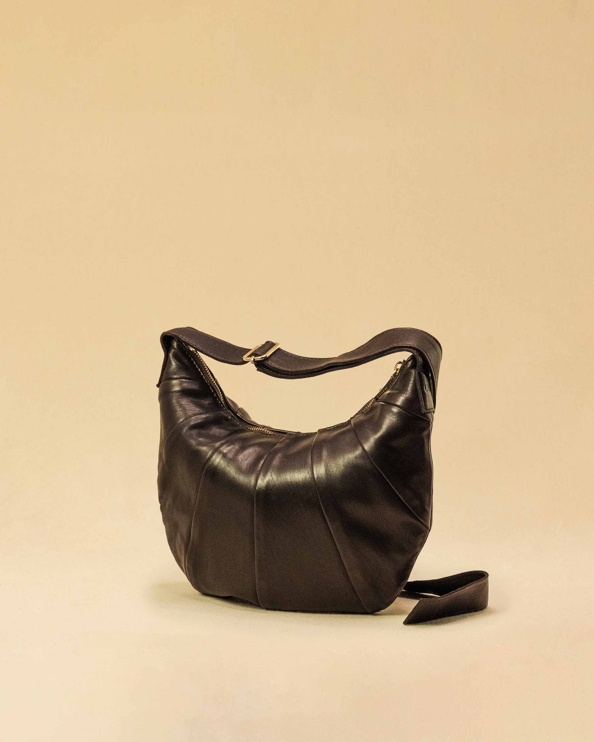 Saddle Bag FELICIA Medium aus Nappaleder von LABEL17. Die zusammengenähten Lederbahnen verleihen der Tasche einen dezenten Retro-Charme. Handgefertigt in Marokko