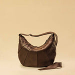Saddle Bag FELICIA Medium aus Nappaleder von LABEL17. Die zusammengenähten Lederbahnen verleihen der Tasche einen dezenten Retro-Charme. Handgefertigt in Marokko