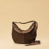 Saddle Bag FELICIA Medium aus Nappaleder von LABEL17. Die zusammengenähten Lederbahnen verleihen der Tasche einen dezenten Retro-Charme. Handgefertigt in Marokko