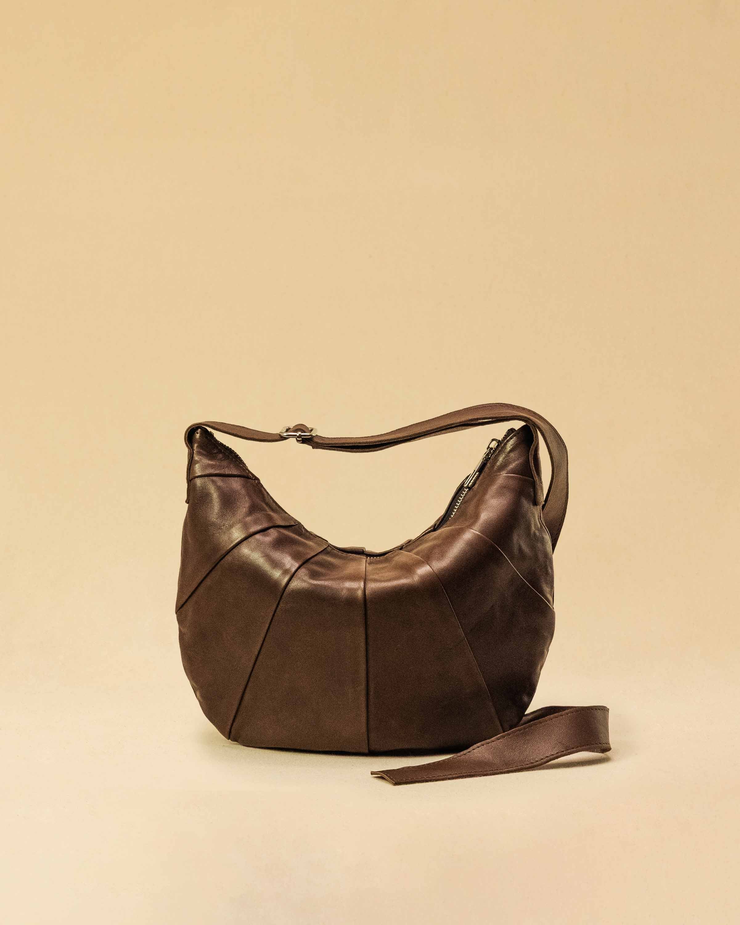 Saddle Bag FELICIA Medium aus Nappaleder von LABEL17. Die zusammengenähten Lederbahnen verleihen der Tasche einen dezenten Retro-Charme. Handgefertigt in Marokko