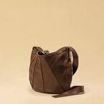 Saddle Bag FELICIA Medium aus Nappaleder von LABEL17. Die zusammengenähten Lederbahnen verleihen der Tasche einen dezenten Retro-Charme. Handgefertigt in Marokko
