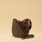 Saddle Bag FELICIA Medium aus Nappaleder von LABEL17. Die zusammengenähten Lederbahnen verleihen der Tasche einen dezenten Retro-Charme. Handgefertigt in Marokko
