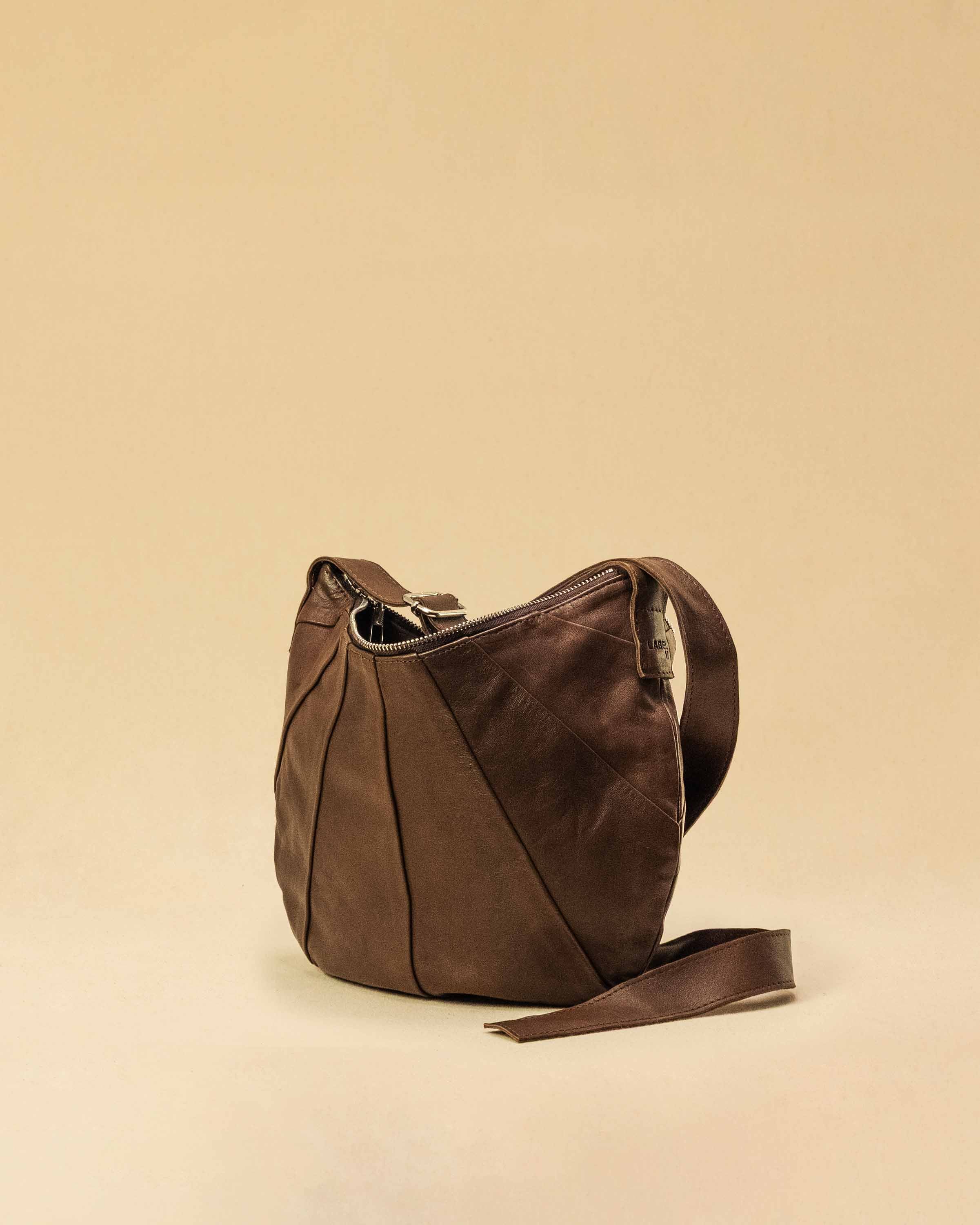 Saddle Bag FELICIA Medium aus Nappaleder von LABEL17. Die zusammengenähten Lederbahnen verleihen der Tasche einen dezenten Retro-Charme. Handgefertigt in Marokko