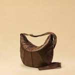 Saddle Bag FELICIA Medium aus Nappaleder von LABEL17. Die zusammengenähten Lederbahnen verleihen der Tasche einen dezenten Retro-Charme. Handgefertigt in Marokko