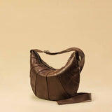 Saddle Bag FELICIA Medium aus Nappaleder von LABEL17. Die zusammengenähten Lederbahnen verleihen der Tasche einen dezenten Retro-Charme. Handgefertigt in Marokko
