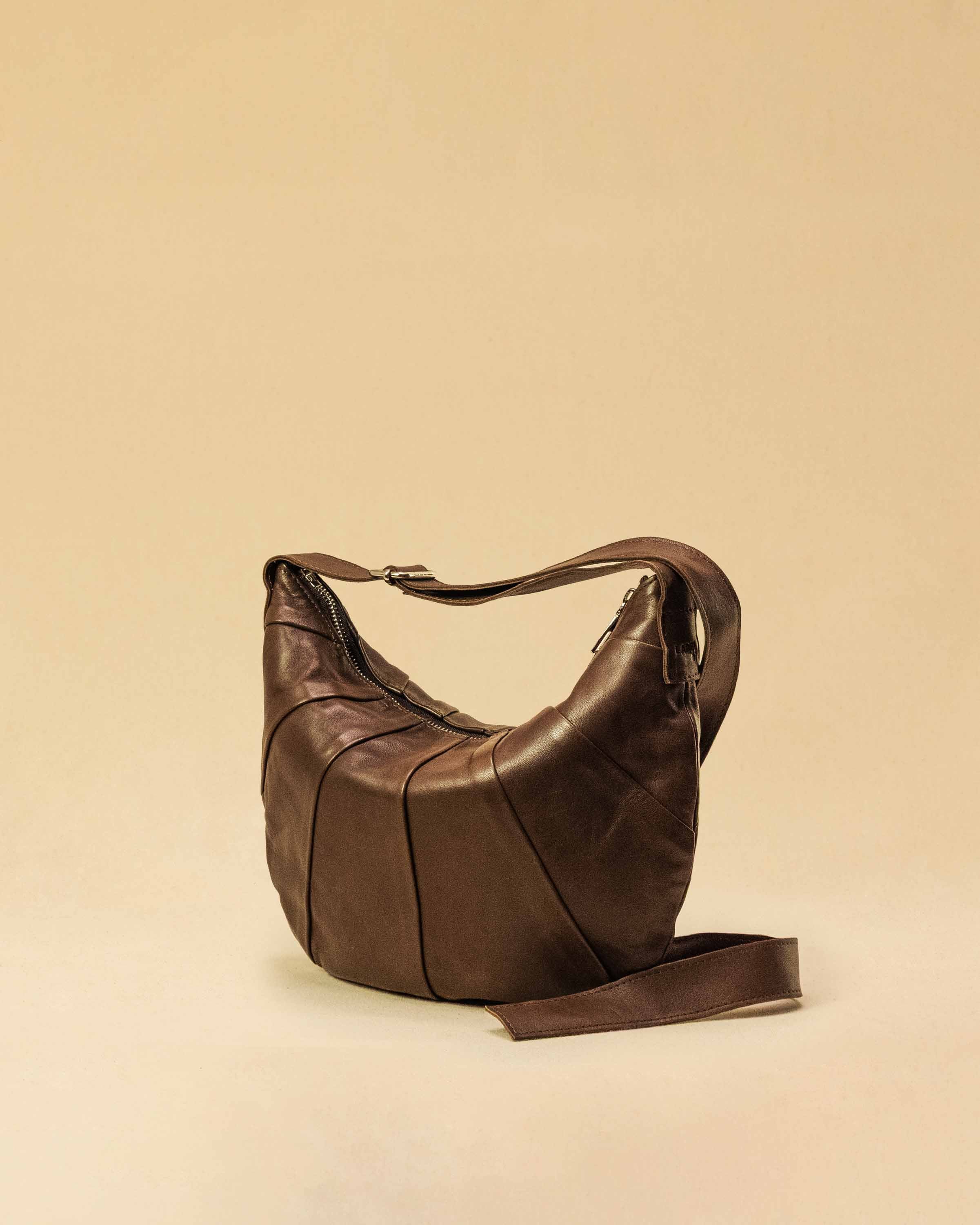 Saddle Bag FELICIA Medium aus Nappaleder von LABEL17. Die zusammengenähten Lederbahnen verleihen der Tasche einen dezenten Retro-Charme. Handgefertigt in Marokko