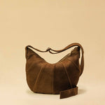 Saddle Bag FELICIA Medium aus Veloursleder von LABEL17. Die zusammengenähten Lederbahnen verleihen der Tasche einen dezenten Retro-Charme. Handgefertigt in Marokko