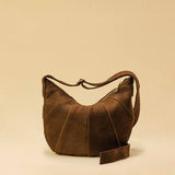 Saddle Bag FELICIA Medium aus Veloursleder von LABEL17. Die zusammengenähten Lederbahnen verleihen der Tasche einen dezenten Retro-Charme. Handgefertigt in Marokko
