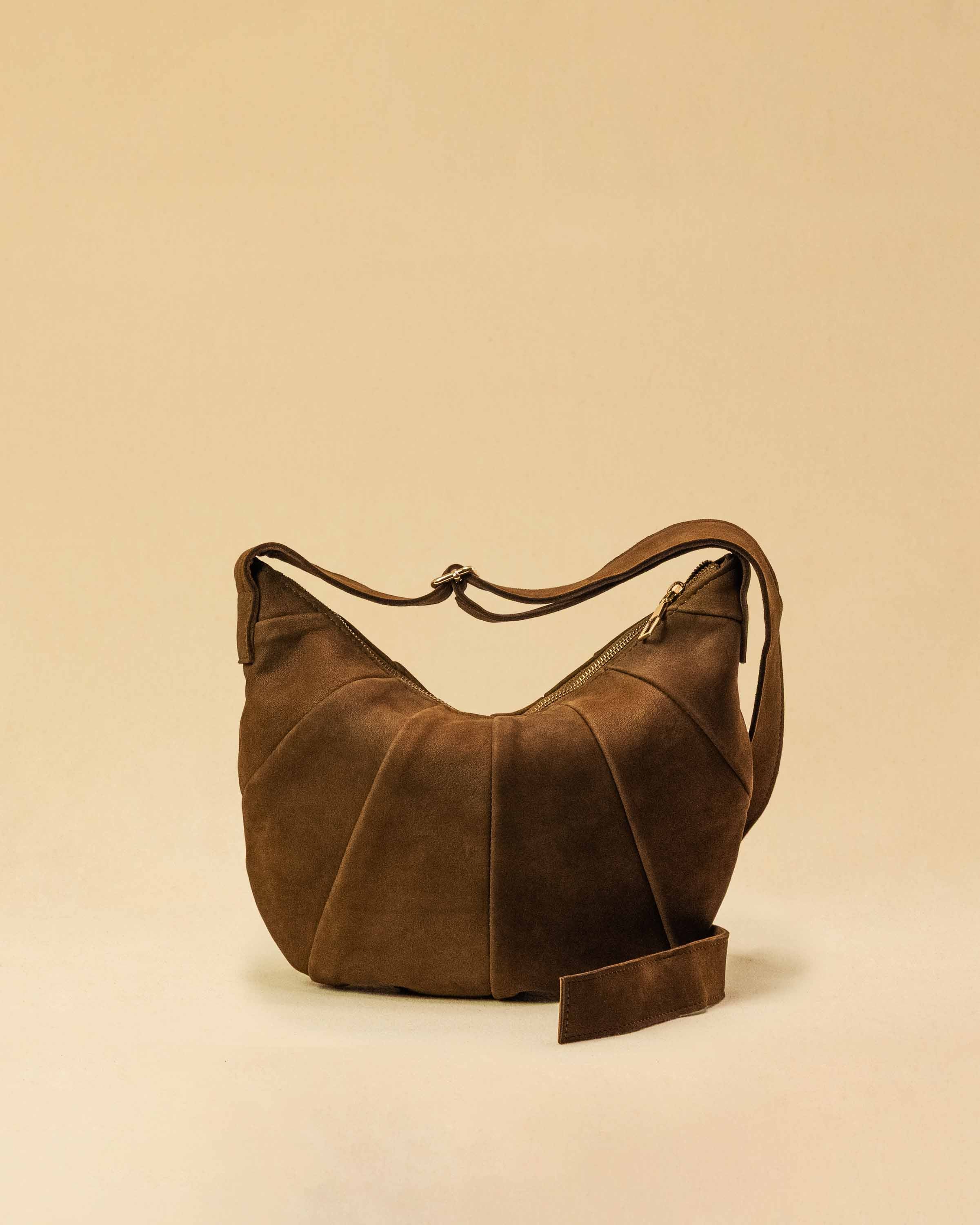 Saddle Bag FELICIA Medium aus Veloursleder von LABEL17. Die zusammengenähten Lederbahnen verleihen der Tasche einen dezenten Retro-Charme. Handgefertigt in Marokko