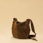 Saddle Bag FELICIA Medium aus Veloursleder von LABEL17. Die zusammengenähten Lederbahnen verleihen der Tasche einen dezenten Retro-Charme. Handgefertigt in Marokko