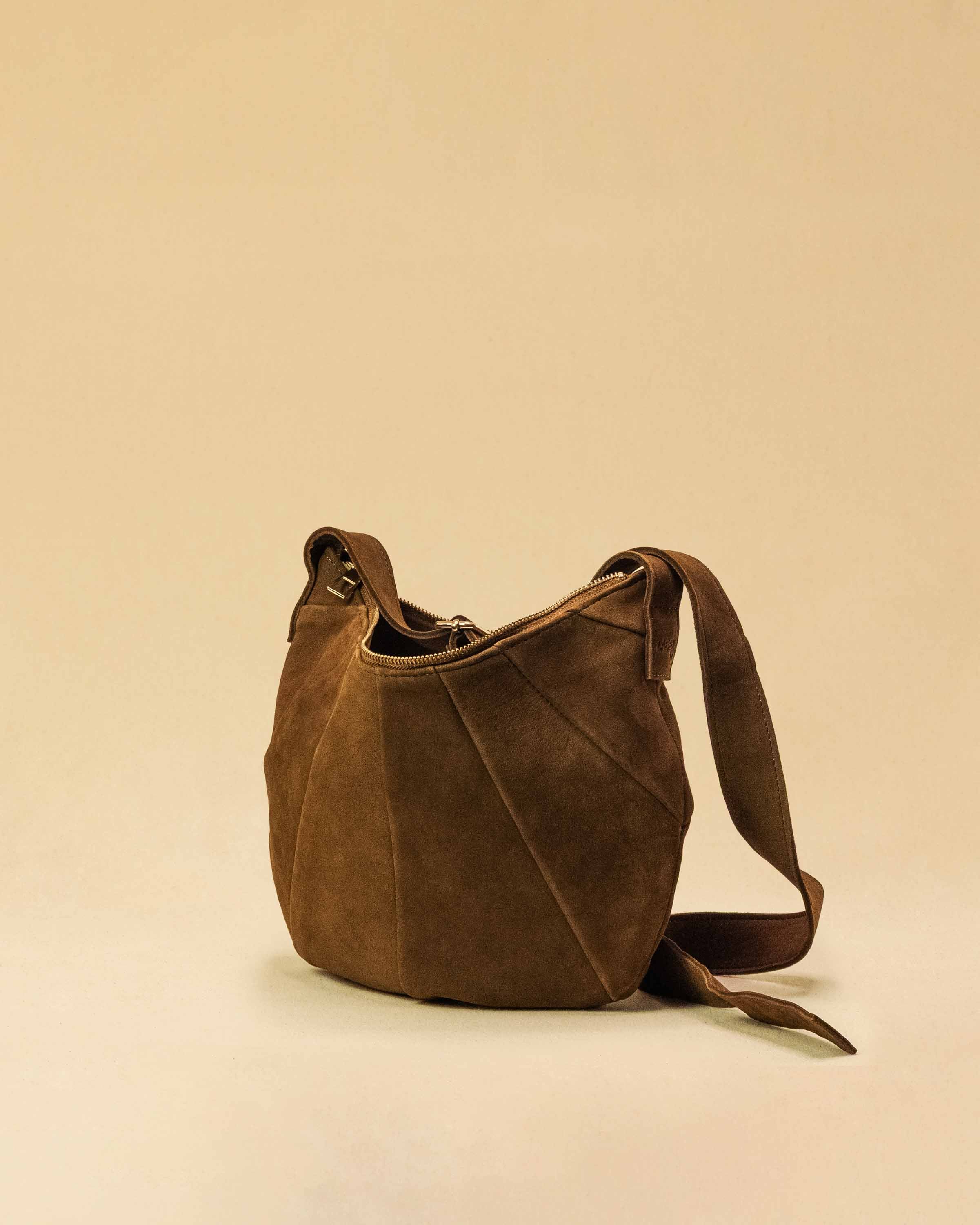 Saddle Bag FELICIA Medium aus Veloursleder von LABEL17. Die zusammengenähten Lederbahnen verleihen der Tasche einen dezenten Retro-Charme. Handgefertigt in Marokko