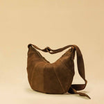 Saddle Bag FELICIA Medium aus Veloursleder von LABEL17. Die zusammengenähten Lederbahnen verleihen der Tasche einen dezenten Retro-Charme. Handgefertigt in Marokko