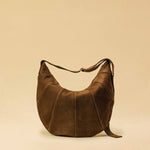 Saddle Bag FELICIA aus Veloursleder von LABEL17. Die zusammengenähten Lederbahnen verleihen der Tasche einen dezenten Retro-Charme. Handgefertigt in Marokko