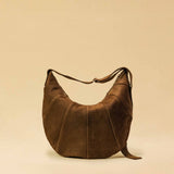Saddle Bag FELICIA aus Veloursleder von LABEL17. Die zusammengenähten Lederbahnen verleihen der Tasche einen dezenten Retro-Charme. Handgefertigt in Marokko