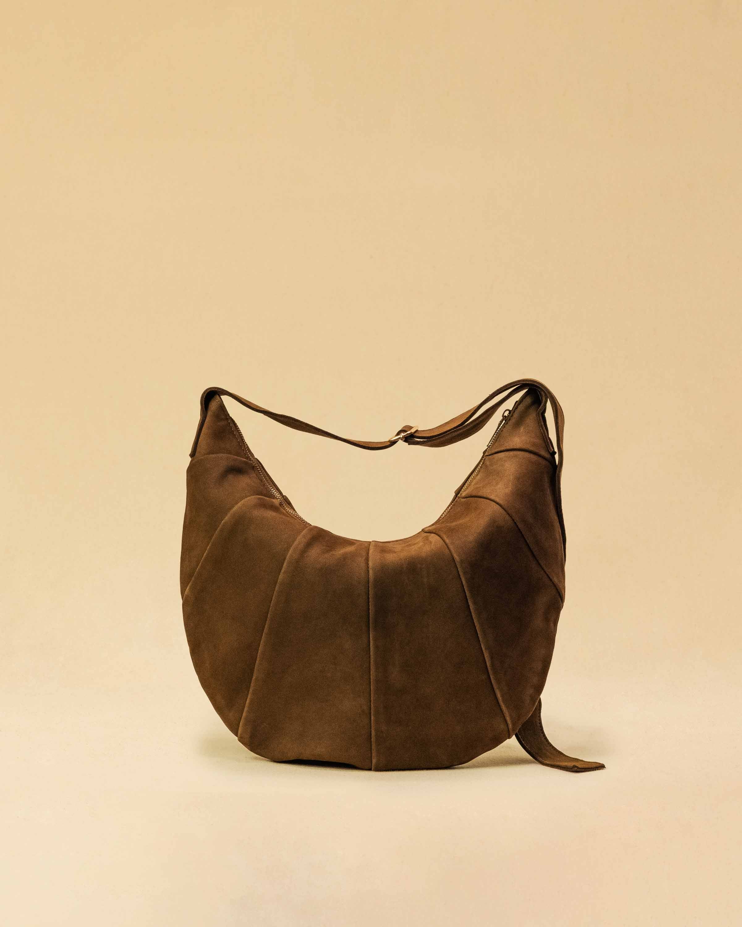 Saddle Bag FELICIA aus Veloursleder von LABEL17. Die zusammengenähten Lederbahnen verleihen der Tasche einen dezenten Retro-Charme. Handgefertigt in Marokko