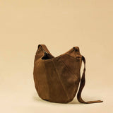 Saddle Bag FELICIA aus Veloursleder von LABEL17. Die zusammengenähten Lederbahnen verleihen der Tasche einen dezenten Retro-Charme. Handgefertigt in Marokko