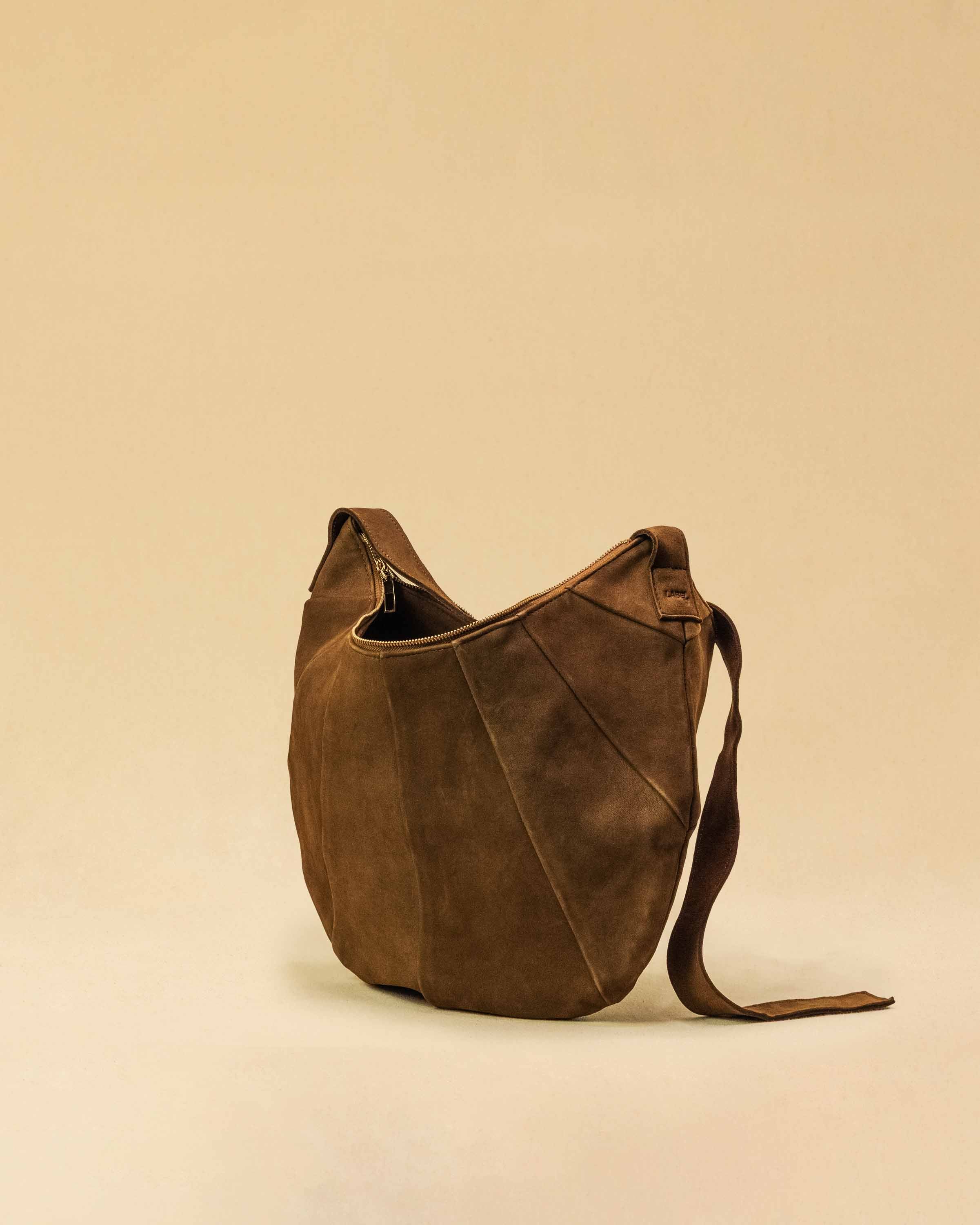 Saddle Bag FELICIA aus Veloursleder von LABEL17. Die zusammengenähten Lederbahnen verleihen der Tasche einen dezenten Retro-Charme. Handgefertigt in Marokko
